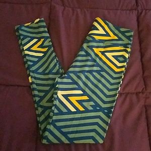 Geometric patterned leggings